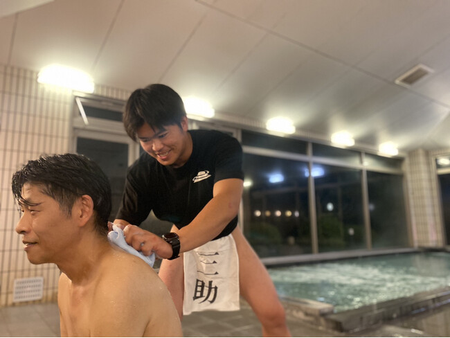 秩父湯元 武甲温泉にて、8月26日の「風呂の日」に1日限定でお風呂の職業「三助」が復活。男性浴室でお客さまの背中を流します