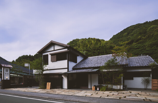 非日常と日常のあいだを旅する「泉ヶ谷 工芸ノ宿 和楽」。新たに3つの客室が誕生し、この夏、グランドオープンしました。
