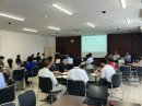 システムの説明を受ける市職員 システムの説明を受ける市職員