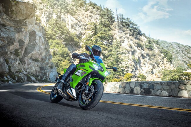 カワサキから、フルカウリングのスポーツモデル「Ninja 650」が、新たなカラー＆グラフィックで9月15日に発売