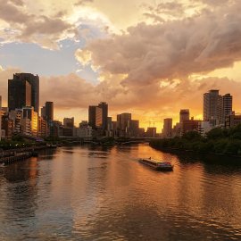 夕日の中を走る船 夕日の中を走る船