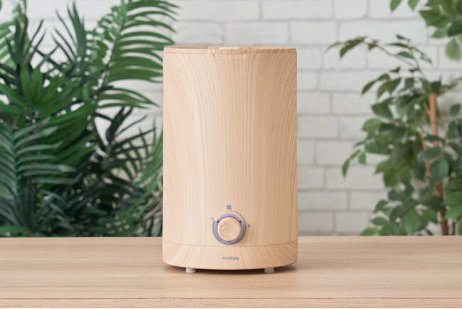 加湿器の給水ストレスを解消！上から注げる「上部給水式超音波アロマ加湿器」に新バリエーションのウッド柄2色がmottoleより発売。