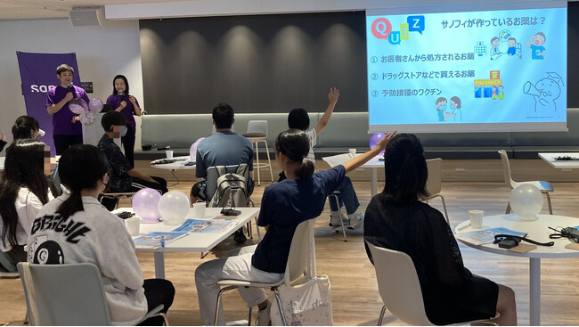 社会的支援を必要とする中高生に向けて、製薬会社サノフィが、薬の適正使用を促す「夏休みの特別授業」を開催