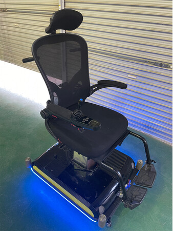 「魔法の絨毯」のように動く車椅子ロボット「movBot(R) Office」発売のお知らせ【アクセスエンジニアリング株式会社】