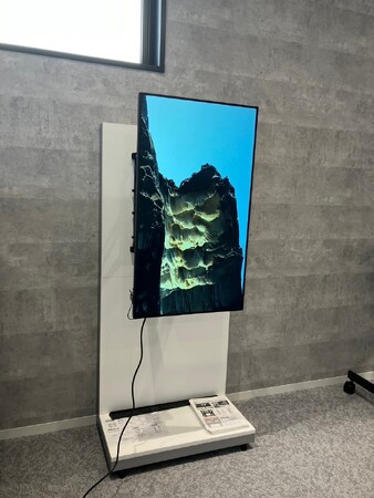 BOE製43インチサイネージSR43UG-MA02、ハヤミ工産製金具との組み合わせテストを行いました。