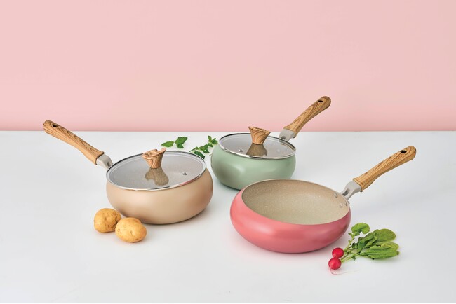 飛びはねにくく振りやすいフライパン「ポテッと　シリーズ」に新カラー＆ガラスふた発売
