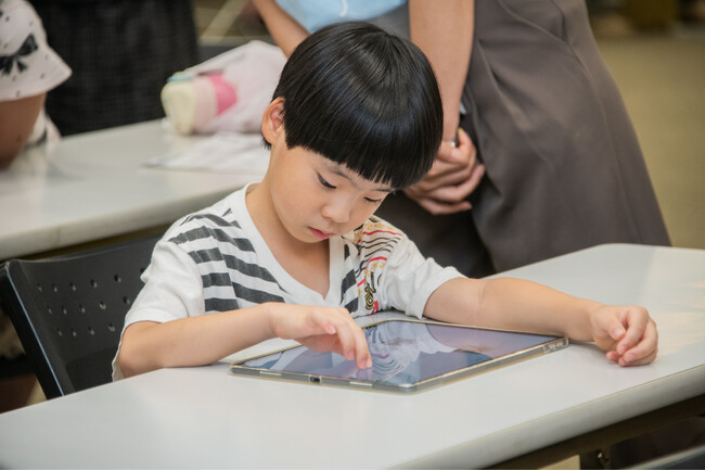 夏休みの最後に！新学期からの学習に役立つAI体験！タブレットに釘付けになる子どもたち