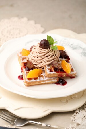 マロン×ベリーのコンビネーションを楽しむスイーツワッフルマザーリーフで「栗のモンブランワッフル」販売