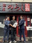 「麺屋のろし のろし子ども食堂」中央:株式会社OCEAN 課長 西川 将広さん、右:当社 代表取締役社長 田宮 明彦、左:当社 第二営業部 高泉 雄大 「麺屋のろし のろし子ども食堂」中央:株式会社OCEAN 課長 西川 将広さん、右:当社 代表取締役社長 田宮 明彦、左:当社 第二営業部 高泉 雄大