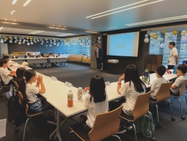 子ども記者が社員にインタビューし、新聞を作成!トーシンパートナーズが、社員の家族をオフィスに招く「ファミリーデー」を吉祥寺本社にて開催 子ども記者が社員にインタビューし、新聞を作成!トーシンパートナーズが、社員の家族をオフィスに招く「ファミリーデー」を吉祥寺本社にて開催