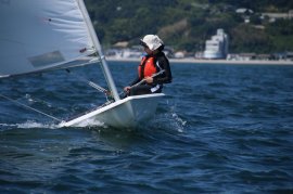 ディンギーの操船風景もさまになってきました ディンギーの操船風景もさまになってきました