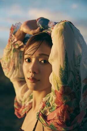 櫻坂46田村保乃、2nd写真集の先行カット、第6弾解禁！　サンタフェの夕陽は大人な保乃を連れてくる！！