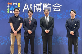 フォトセッションの様子(左から、株式会社アイスマイリー代表取締役 板羽、株式会社エムニ代表取締役 下野様、株式会社ソフトクリエイト 事業推進本部 製品開発部部長 畠山様、株式会社PKSHA Communication 新規事業開発室室長 下沢様) フォトセッションの様子(左から、株式会社アイスマイリー代表取締役 板羽、株式会社エムニ代表取締役 下野様、株式会社ソフトクリエイト 事業推進本部 製品開発部部長 畠山様、株式会社PKSHA Communication 新規事業開発室室長 下沢様)