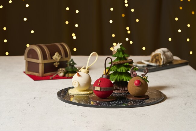 全てチョコレートで作られた限定20台の“王冠”のクリスマスケーキなどクリスマスケーキ4種、チョコレート細工3種などを販売　【ザ・プリンス パークタワー東京】