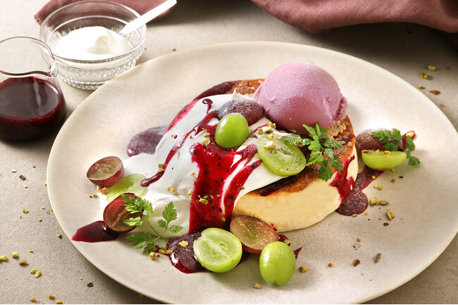 甘くフレッシュなぶどうが主役！「YURTCAFE&BBQPARK」から秋限定“2種のぶどうとマスカルポーネクリームのパンケーキ”が9月5日（木）より登場!!