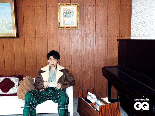 大泉洋氏がロエベの最新コレクションをまとい『GQ JAPAN』10月号に登場
