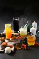 <ハロウィンカクテル>左から、 パンプキンソーダ、カリモーチョ 赤ワイン&コーク、 パンプキンミルク、ぶどうとオレンジのハロウィンジュース <ハロウィンカクテル>左から、 パンプキンソーダ、カリモーチョ 赤ワイン&コーク、 パンプキンミルク、ぶどうとオレンジのハロウィンジュース