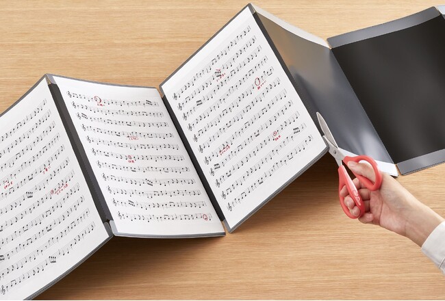 書類を入れたまま文字を書き込める「カキコ」シリーズに、楽譜での使用に特化したタイプが新登場！「カキコ ジャバラホルダー」「カキコ 楽譜ホルダー」発売