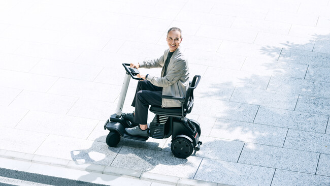 WHILL社、スマートになった歩道を走れるスクーター「WHILL Model R」を発売