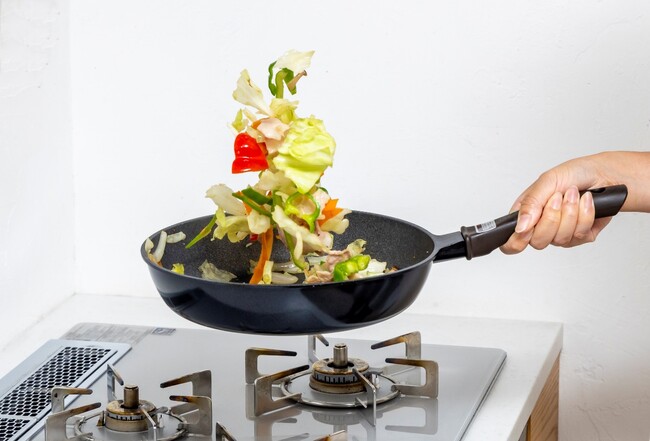 金属ヘラ耐摩耗性テスト200万回クリア！耐久性が高く、軽くて使いやすいフライパンで調理が楽！「Athena Life（アテーナライフ）超軽量らくらくフライパンシリーズ」がデビュー