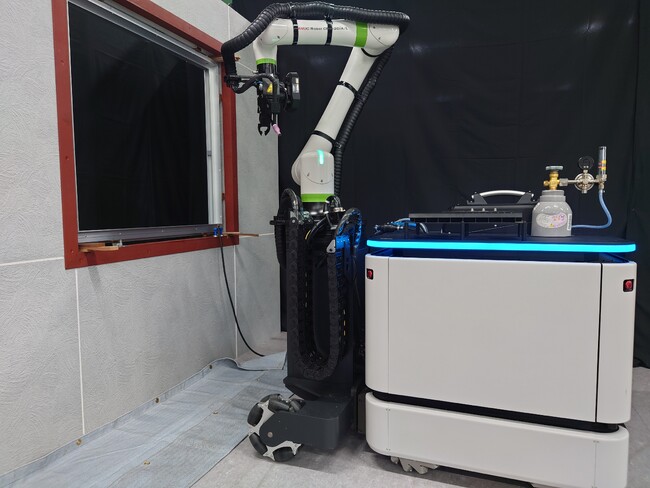 業界初の非木造建築用窓施工ロボット「MABOT」を開発