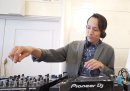 ゲストの反応を見ながら徐々に曲を盛り上げるDJ ゲストの反応を見ながら徐々に曲を盛り上げるDJ