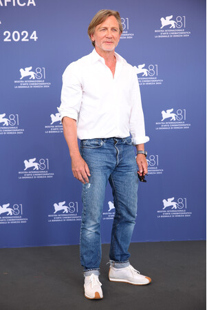 【ロエベ】第81回ベネチア国際映画祭でおこなわれた《Queer（原題）》のフォトコールにて、ダニエル・クレイグ、ルカ・グァダニーノ、オマー・アポロらがロエベを着用