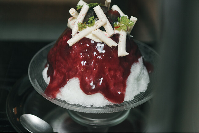 フレンチシェフが考案、ギャラリーの裏で「かき氷」。9月の新メニューは「巨峰ヴァシュランの氷」