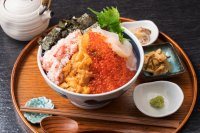 駿河湾で獲れたこだわりの食材をふんだんに活かした『海鮮丼専門 五鉄熱海店』がリニューアルオープン