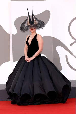 【DIOR】ディオールを纏うセレブリティ：レディー・ガガ @第81回ベネチア国際映画祭