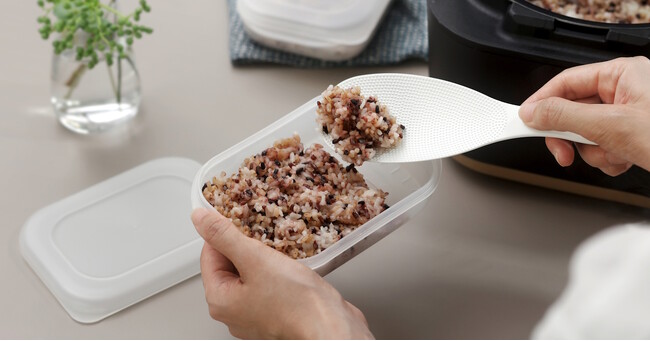 冷凍ご飯をムラなくふっくら温められる「極 冷凍ごはん容器 大」にWEB限定色のマットクリアが新発売