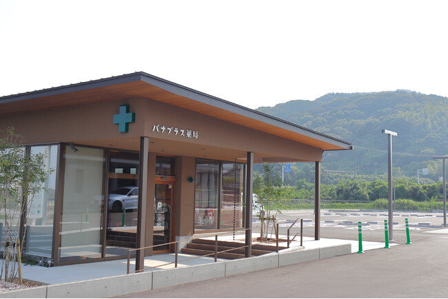 パナプラス薬局 三ヶ根店をリニューアルオープン。対物業務の効率化を目指し、当薬局初となる自動ピッキング装置「ドラッグステーション」を導入。