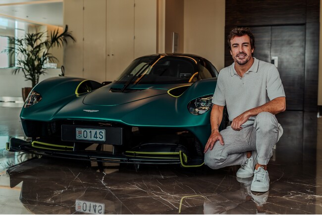 アストンマーティンValkyrieがF1(R)ドライバーのフェルナンド・アロンソのもとに到着