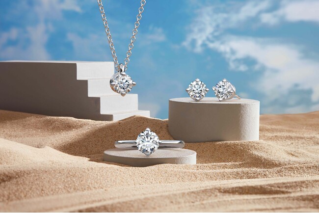 デビアス フォーエバーマーク セッティング(R)コレクションから、新作のペンダントとイヤリングが登場