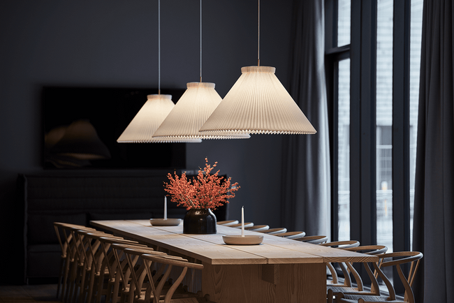秋の夜長には心地の良いあかりで。デンマークの照明ブランド「レ・クリント」から2つの新商品が2024年9月13日（金）発売！