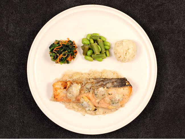 濃厚クリームを絡めて味わってほしい！魚介の旨みを贅沢に詰め込んだ「ポルチーニ香る！銀鮭の具沢山クリーム仕立て」がナッシュから新発売