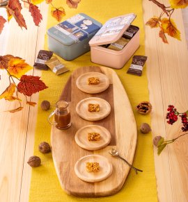 コラボレーション商品「& OKOSHI×鎌倉紅谷 コラボ缶(20個入)(紅/紺)」 コラボレーション商品「& OKOSHI×鎌倉紅谷 コラボ缶(20個入)(紅/紺)」