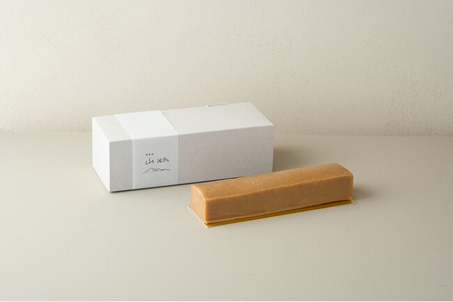 濃厚な栗とバター、生クリームを練り上げた贅沢な秋のお取り寄せ。喫茶室山脈の「栗のテリーヌ」「キャラメルナッツと洋梨のモンブラン」季節限定販売。