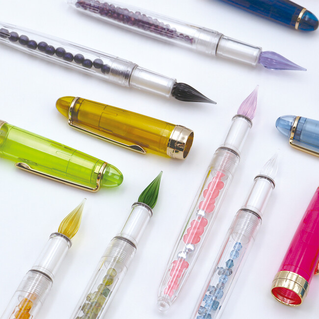 日販オリジナルのインクペンブランド「Fonte」からペン先に5色のカラーがついた「カラーガラスペン」が新登場！2024年9月30日より順次発売