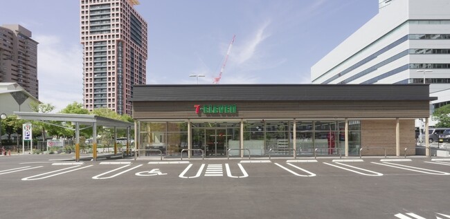 リサイクルアルミを100％使用した循環型低炭素アルミ形材「PremiAL R100」をセブン-イレブン店舗に初(※1)導入
