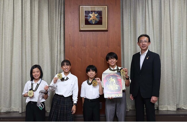 高槻市在住の中学生４人がダブルダッチの世界大会優勝を市長に報告