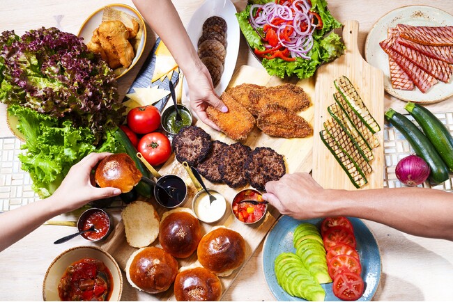 【アロフト東京銀座】「手づかみ料理」食の楽しさを「手」で感じ、「手」のエンターテイメントに魅了される特別なディナーイベントを2024年10月11日（金）に開催！