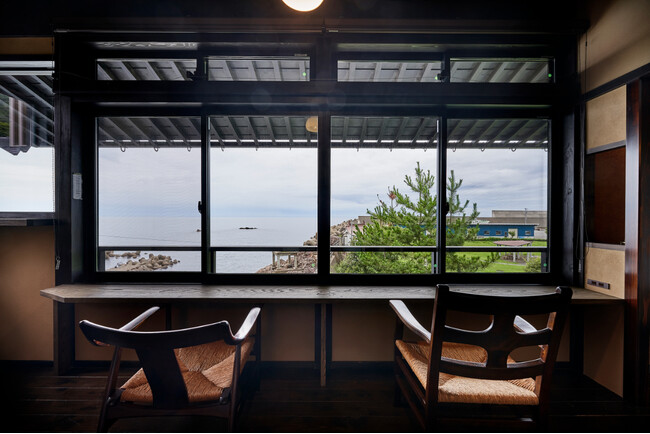 日本海を一望する福井県の古民家の宿が、ゆったりとした特別室と、寛ぎのお食事処をリニューアルオープン