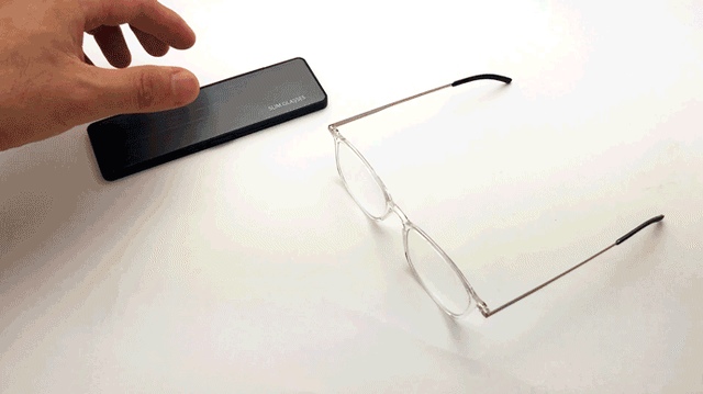 ケースにいれてもわずか7mm!約13gと軽いモバイル老眼鏡