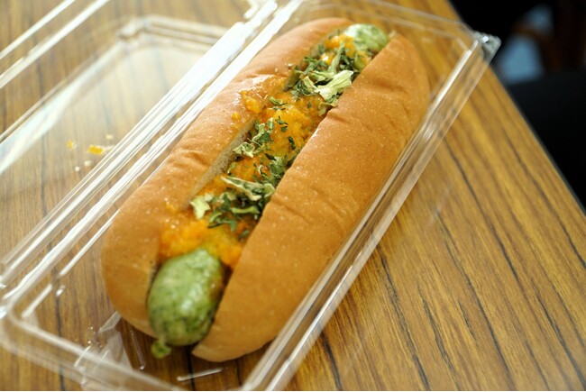 船橋市特産の小松菜を使ったソーセージを 市立船橋高校の生徒が小川グループのFarm plusで製造 「αドッグ」として同校の文化祭（9/13・14）で販売