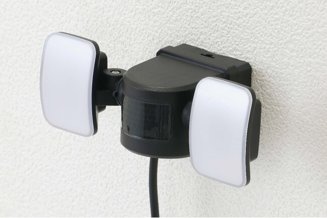 近づくとライトが自動点灯！センサーライトで防犯を　ACタイプとソーラータイプの２種類から選べる「Jenix LEDセンサーライト」がデビュー