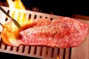 焼肉ジャンボ名物「野原焼」、スタッフが目の前で焼いて提供。 焼肉ジャンボ名物「野原焼」、スタッフが目の前で焼いて提供。