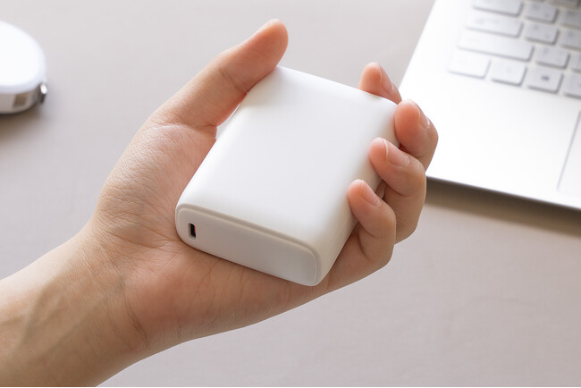 最大PD30W対応で10000mAhの大容量なのに手のひらサイズ。 USB Type-CとUSB Type-Aポート搭載のモバイルバッテリー OWL-LPB10020シリーズが発売。
