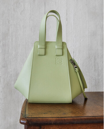 豊かなクラフトを称えるロエベの最新ハンモックとパズルが登場