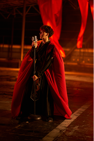 戦国ロックの貴公子が『三國志 真戦』リニューアルのために記念曲を提供！彼の正体は一体！？全世界1億DL感謝祭開催中！ 記念曲をリポストして真戦記念酒を手に入れよう！